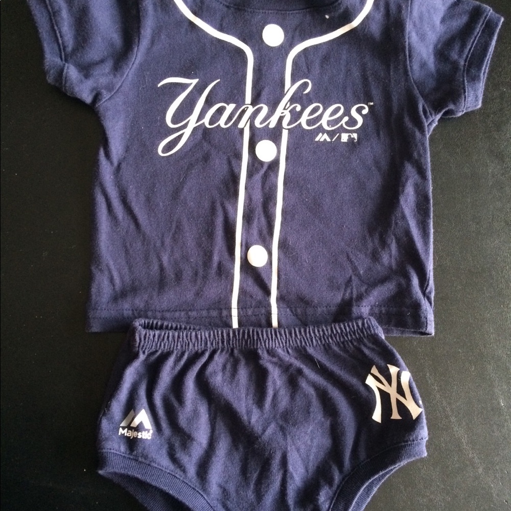 2 piece yankee outfit Brand:Majesti 3/6 months
